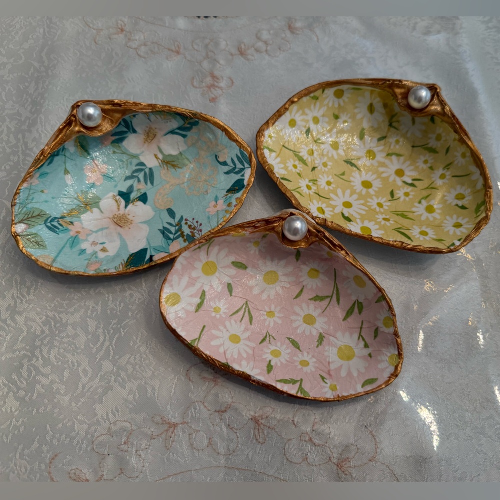 Floral Trinket Shell Dish with Pearl Accent